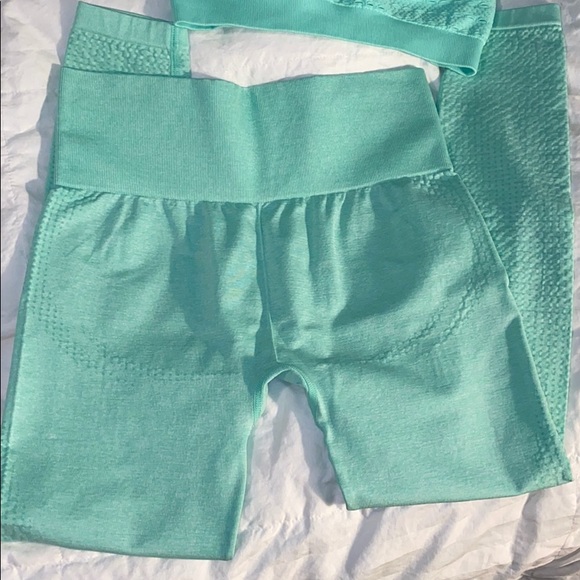 Gymshark Vital Pistachio Set - Picture 2 of 4